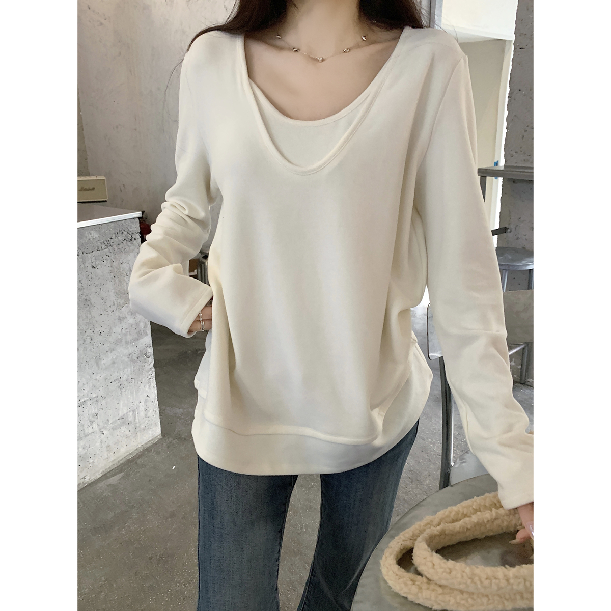 Loose Fit U-Neck T-Shirt 3