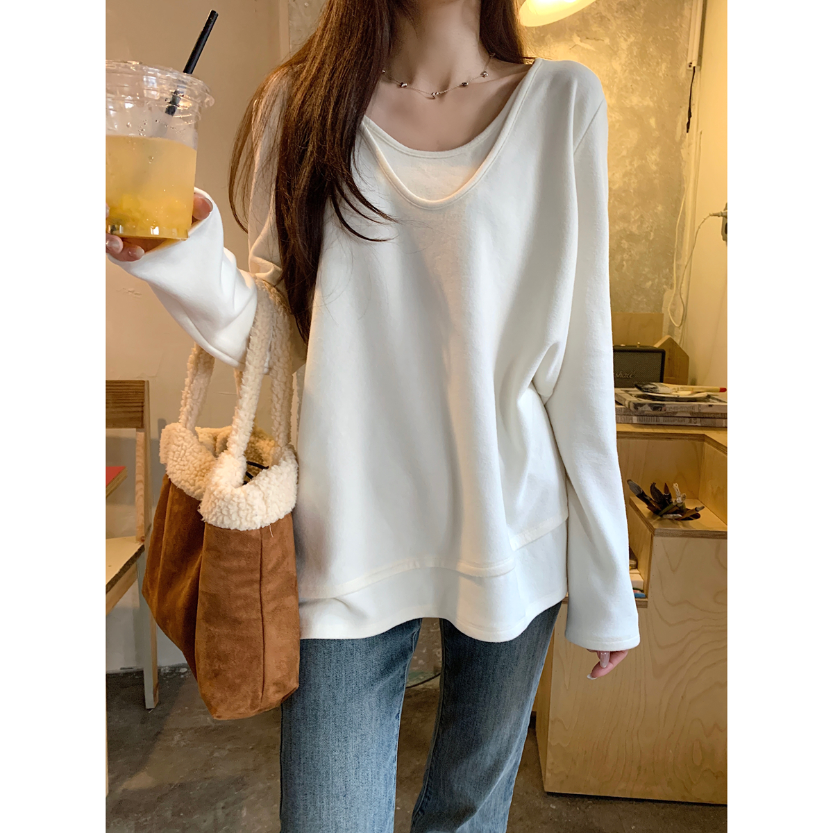 Loose Fit U-Neck T-Shirt 3