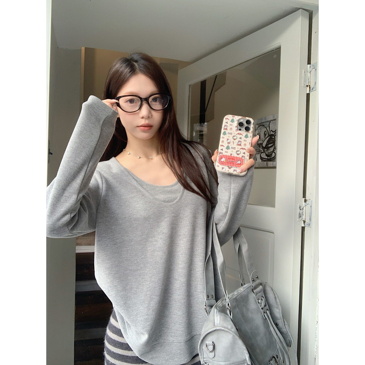 Loose Fit U-Neck T-Shirt 4